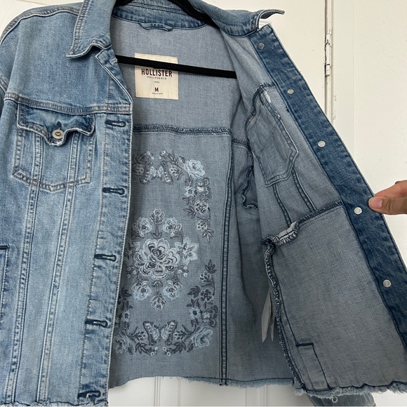 Hollister light wash Jean jacket with butterfly embroidery on back - Picture 5 of 5